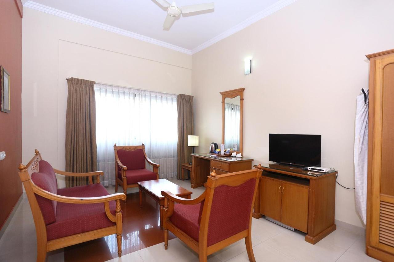 Capital O 45944 Club 7 Hotel Tiruvalla Exterior photo