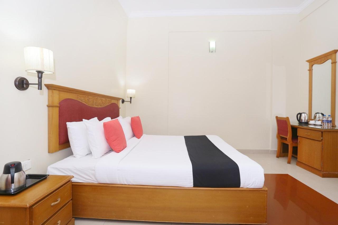 Capital O 45944 Club 7 Hotel Tiruvalla Exterior photo