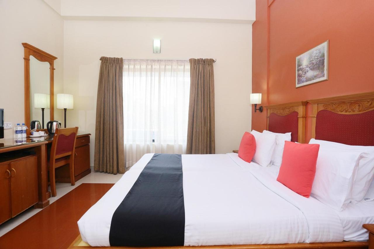Capital O 45944 Club 7 Hotel Tiruvalla Exterior photo